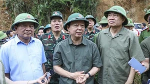 Le vice-Premier ministre Tran Hong Ha (au centre) visite Hang Pu Xi, un village durement touché par des crues soudaines dans la commune de Xa Dung, province de Dien Bien, le 2 août 2025. (Photo : VNA)