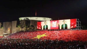 Cérémonie de lever du drapeau lors de la répétition préliminaire du défilé au niveau de l'État. Photo : VNA.