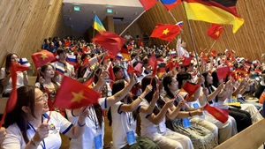 Des jeunes et des étudiants vietnamiens de 31 pays et territoires tels que l'Allemagne, le Canada, le Cambodge, la Thaïlande, les États-Unis, la Hongrie, la République tchèque... ont assisté à la cérémonie d'ouverture du camp d’été 2025 au Vietnam, le 16 juillet 2025. Photo : VNA.