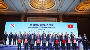 Le secrétaire général du Parti communiste du Vietnam (PCV), Tô Lâm, et le Premier ministre sud-coréen, Kim Min Seok, assistent à la cérémonie d’échange de nombreux documents de coopération. Photo : VNA.