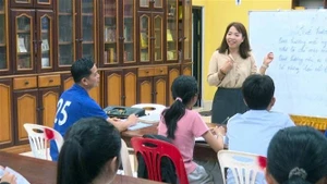Cours de vietnamien pour enfants vietnamiens et lao d'outre-mer, dispensé par Mme Nguyên Thi Thu Huyên à la pagode Phat Tich, dans la capitale Vientiane. Photo : VNA.