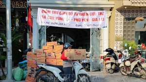 Ces derniers jours, les points de collecte de dons à Hanoï ont enregistré un afflux continu de biens de première nécessité et de contributions financières destinés à aider les provinces du Centre frappées par les inondations. Photo: VNA