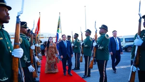  Cérémonie d’adieu à l’occasion du départ du Premier ministre Pham Minh Chinh et de son épouse, à l’issue de leur participation au Sommet du G20 en Afrique du Sud. (Photo : Duong Giang – VNA)