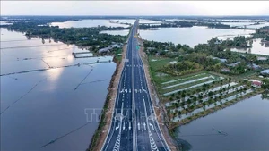 L'autoroute Can Tho – Ca Mau est mise en service technique à partir du 19 décembre 2025. Photo : VNA.