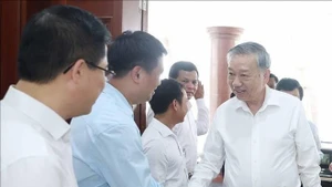 Le secrétaire général du Parti, Tô Lâm serre la main des membres des permanences des comités du Parti des provinces de Kon Tum et Quang Ngai, à Kon Tum, le 2 mai. Photo: VNA