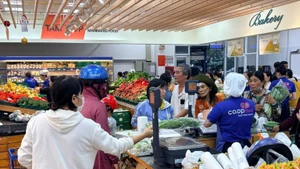Soutien aux populations du Centre Vietnam après les inondations historiques : les supermarchés vendent à prix coûtant