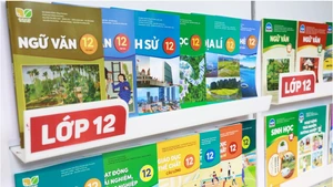 L'ensemble de manuels scolaires "Kêt noi tri thuc voi cuôc sông " (Connecter le savoir à la vie). Photo: dantri.com.vn