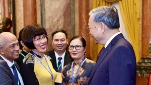 Le secrétaire général To Lam et la docteure Phan Bich Thien lors de la Conférence des Vietnamiens de l’étranger et du Forum des intellectuels et experts vietnamiens de l’étranger en août 2024. Photo : VNA.