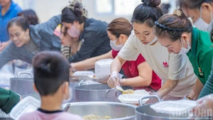 Hue : À l’intérieur de la cuisine solidaire offrant chaque jour des milliers de repas aux habitants des zones inondées