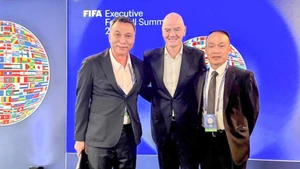 Le Président de la Fédération vietnamienne de football, Tran Quoc Tuan, et le Secrétaire général Nguyen Van Phu ont rencontré le Président de la FIFA, Gianni Infantino, lors du Sommet mondial du football de la FIFA. Photo : VFF.