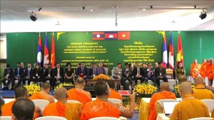 Du 27 au 29 octobre, le ministère cambodgien des Cultes et des Religions a organisé à Phnom Penh le 3ᵉ Sommet bouddhique Cambodge - Laos - Vietnam, placé sous le thème "Harmonie du bouddhisme pour la paix et le développement durable". Photo : VNA
