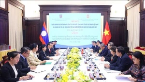 L'entretien entre le président de la Cour populaire suprême du Vietnam, Lê Minh Tri et son homologue lao, Viengthong Siphandon. Photo: VNA