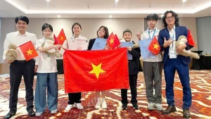 Les cinq élèves vietnamiens de Hanoï aux Olympiades mondiales des jeunes physiciens (WYPO) 2025, qui se sont déroulées récemment en Indonésie, ont été médaillés, avec deux d'argent et trois de bronze. Photo: VGP