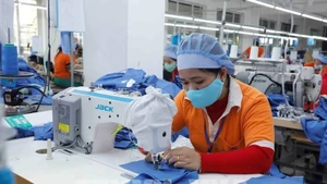 Le marché intérieur offre aujourd'hui un vaste potentiel aux entreprises vietnamiennes de textile-habillement et de chaussures, devenant un appui essentiel lorsque les exportations rencontrent des difficultés. Photo : VNA.