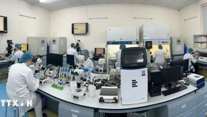 Laboratoire de biotechnologie de l'Université internationale relevant de l'Université nationale à Hô Chi Minh-Ville. Photo : VNA