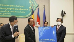 Le vice-Premier ministre et ministre de la Défense du Royaume du Cambodge, Samdech Pichey Sena Tea Banh (au centre), remet une copie de la carte topographique de la frontière Cambodge–Vietnam aux représentants des organismes compétents cambodgiens en 2020. Photo : VNA.