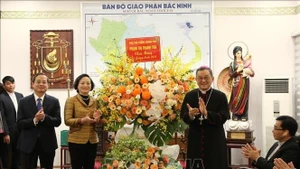 À l'occasion de Noël 2025, le 19 décembre, la vice-Première ministre Pham Thi Thanh Trà s'est rendue à l'Évêché de la province de Bac Ninh (Nord) afin d'adresser ses vœux à l'évêque Dô Quang Khang, aux prêtres, aux religieux et à l'ensemble des fidèles catholiques de la localité. Photo : VNA.