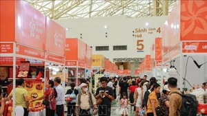 En sa troisième journée d'ouverture, la Foire d'Automne 2025 attire toujours un large public venu profiter d'offres promotionnelles exceptionnelles. Photo : VNA