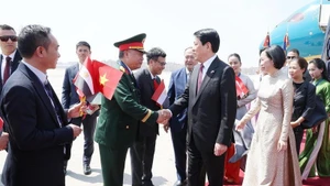 Le président Luong Cuong et son épouse arrivent au Caire pour une visite en Égypte. Photo : VNA.
