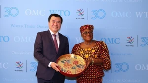 Le vice-ministre vietnamien de l’Industrie et du Commerce, Nguyen Sinh Nhat Tan (à gauche) et la directrice générale de l’OMC, Ngozi Okonjo-Iweala, à Genève, le 8 septembre. Photo : VNA.