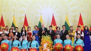 Le président vietnamien Luong Cuong, son épouse, le président lituanien Gitanas Nauseda et son épouse et des artistes vietnamiens. Photo : VNA