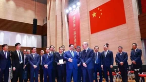 Le Premier ministre Pham Minh Chinh (à gauche, premier plan) visitant la Bourse de Shanghai, le 26 juin. Photo : VNA.