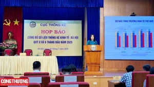 La directrice de l’Office général des statistiques Nguyên Thi Huong annonce sur la situation socio-économique au deuxième trimestre et au premier semestre 2025. Photo: congthuong.vn