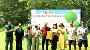 L'ambassadeur Nguyen Quoc Dung, représentant du comité d'organisation, a remis des prix aux participants les plus actifs des compétitions sportives, renforçant ainsi la solidarité au sein de la communauté vietnamienne aux États-Unis. Source : VNA.
