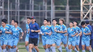 L'équipe vietnamienne des moins de 22 ans s'entraîne avant son match d'ouverture des 33èmes Jeux d'Asie du Sud-Est. Photo : VFF.