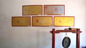 L’architecture singulière d’une ancienne maison communale conservant dix édits impériaux à Hoi An