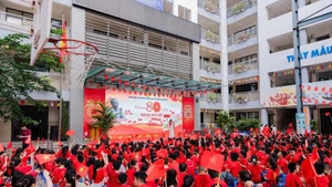 Évènement de l'école primaire Thanh Công B en l'honneur du 80e anniversaire de la Fête nationale. Photo : VNA.