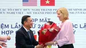 Pham Thanh Kien, vice-président permanent du Conseil populaire de la ville et président de l'Association municipale d'amitié Vietnam–États-Unis, et Susan Burns, consule générale des États-Unis à Ho Chi Minh-Ville. Photov: VNA.