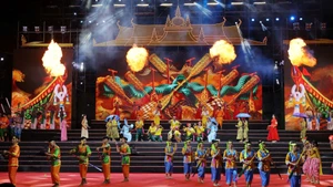 Programme artistique d’ouverture de la fête d’Ooc Om Boc et la course de pirogues Ngo 2025. Photo : Cantho.