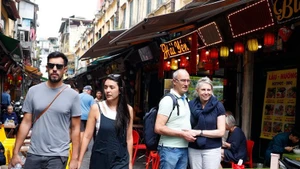 Touristes étrangers visitant le vieux quartier de Hanoi avec ses marchés, la street food, les spectacles traditionnels et ses sites historiques. Photo : VNA.