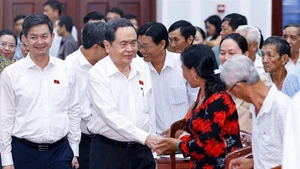 Le président de l’Assemblée nationale (AN), Trân Thanh Mân, rencontre les électeurs de la ville de Cân Tho. Photo : VNA.