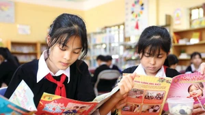 La construction d’internats scolaires dans les 248 communes frontalières est primordiale pour le développement socio-économique et les politiques ethniques. Photo : VNA/CVN