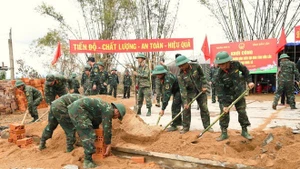 Des officiers et des soldats de la 5e région militaire construisent en urgence de nouvelles maisons pour les habitants de Dak Lak. Photo : VNA.