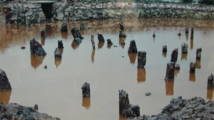 Un coin du site de pieux de Yen Giang, actuellement submergé pour sa conservation et son exposition. (Photo d'archives)