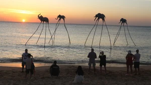 Des touristes contemplent le coucher du soleil sur Bai Truong, île de Phu Quôc. Photo: VNA