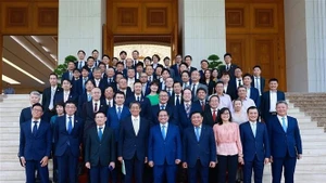 Le Premier ministre Pham Minh Chinh (au centre, premier rang) pose pour une photo avec des responsables vietnamiens et des représentants d’entreprises japonaises, le 12 août. Photo : VNA.