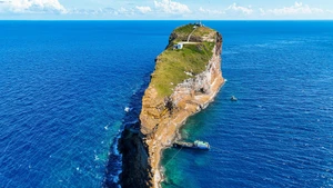 Gros plan sur l’île souveraine du Vietnam, ayant la forme d’une baleine géante au milieu de l’océan