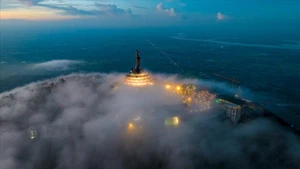 Le mont Bà Den dans les nuages. Photo : Sun Group.