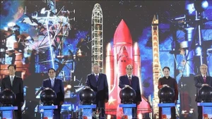 Le secrétaire général du Parti, To Lam, le Premier ministre Pham Minh Chinh et d'autres dirigeants du Parti et de l'État, ainsi que d'anciens dirigeants, lors de la cérémonie d'ouverture. Photo : Thong Nhat/VNA.