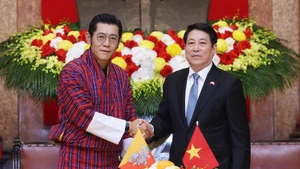 Le président vietnamien Luong Cuong (droite) et le roi du Bhoutan, Jigme Khesar Namgyel Wangchuck. Photo : VNA.