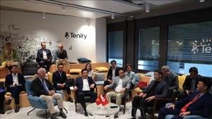 Rencontre entre la délégation de la province de Khanh Hoa et les représentants du Forum Économique Suisse-Vietnam (SVEF) à Zurich. Photo: VNA