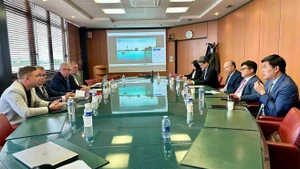 La délégation de l’ambassade du Vietnam en France en réunion avec des entreprises de Normandie. Photo : Thu Ha/VNA.