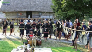 Le rituel comporte des gestes symboliques : le chaman touche sept fois la coupe de vin en bronze, invoque sept divinités.