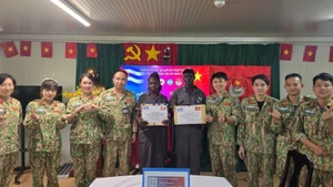 L’Hôpital de campagne du Vietnam collecte des dons en faveur de Cuba et de la Journée internationale de la paix