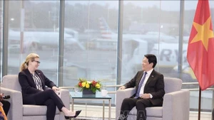 Le président de la République, Luong Cuong, et Stephanie Pope, présidente-directrice générale de Boeing Commercial Airplanes. Photo : VNA.