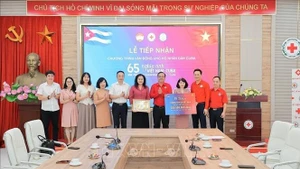 La directrice générale adjointe de la VNA, Nguyên Thi Su et une délégation de fonctionnaires de la VNA présentent à la Croix-Rouge vietnamienne leur soutien au peuple cubain. Photo : VNA